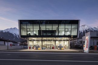 Bürogebäude mit Tankstelle und Shop, Foto: Christian Flatscher