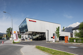 Bürogebäude mit Tankstelle und Shop, Foto: Christian Flatscher