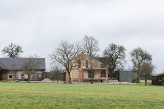 Haus beim Gehöft, Foto: Noah Santer